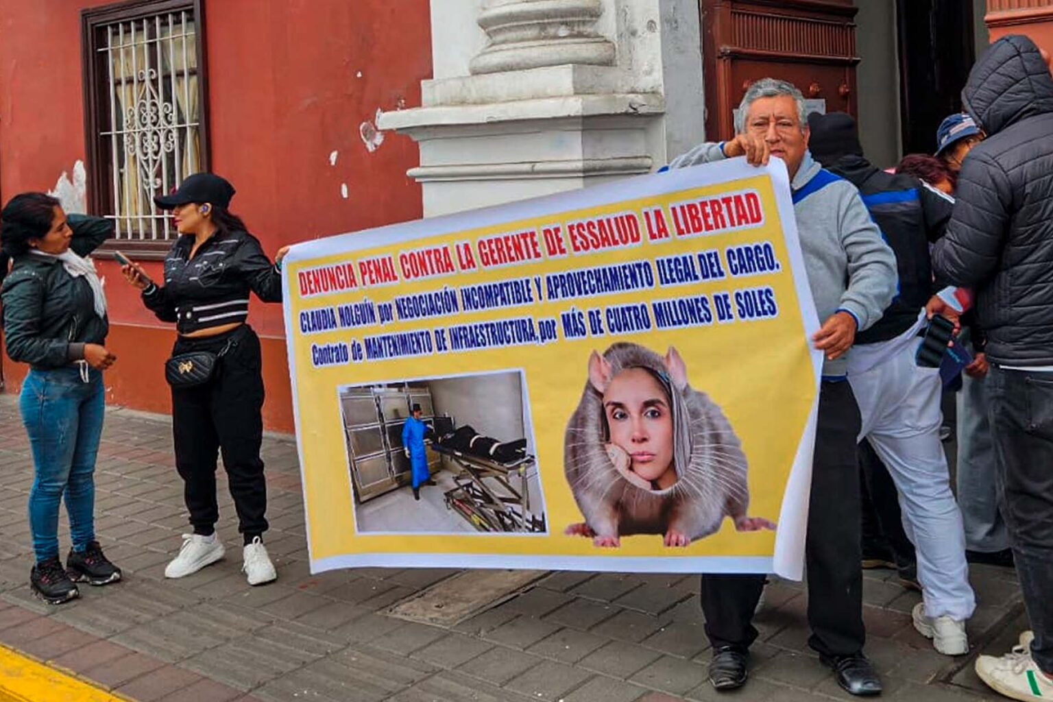Asegurados protestan por mala atención en hospitales de EsSalud La ...