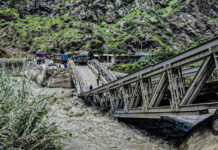 Sayapullo: motocicleta cae al río dejando un muerto y una bebé desaparecida