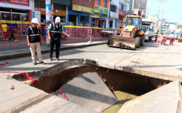 Colapso de tuberías de desagüe originó hundimiento de pista en mercado La Hermelinda