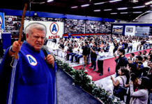 Acuña reaparece y anuncia que expulsarán a “corruptos y desleales”