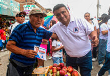 Wilmer Sánchez recibió el respaldo de comerciantes del mercado Nazareth en La Esperanza
