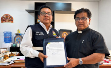 Municipalidad de Salaverry entrega reconocimientos por destacada labor espiritual y educativa